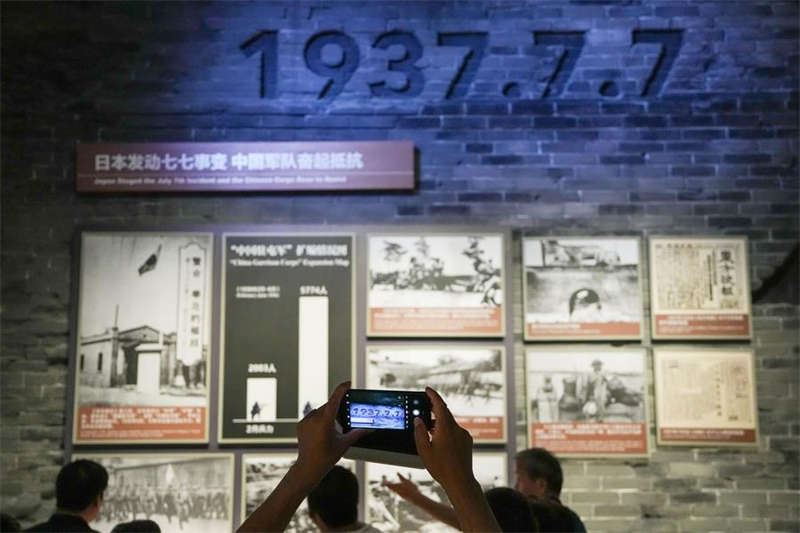 Επισκ?πτε? στην ?κθεση με θ?μα "Για την Εθνικ? Απελευθ?ρωση και την Παγκ?σμια Ειρ?νη" στο Μουσε?ο του Πολ?μου τη? Αντ?σταση? του Κινεζικο? Λαο? κατ? τη? Ιαπωνικ?? Επιθετικ?τητα? στο Πεκ?νο, 8 Ιουλ?ου του 2025. (Φωτογραφ?α / Xinhua)