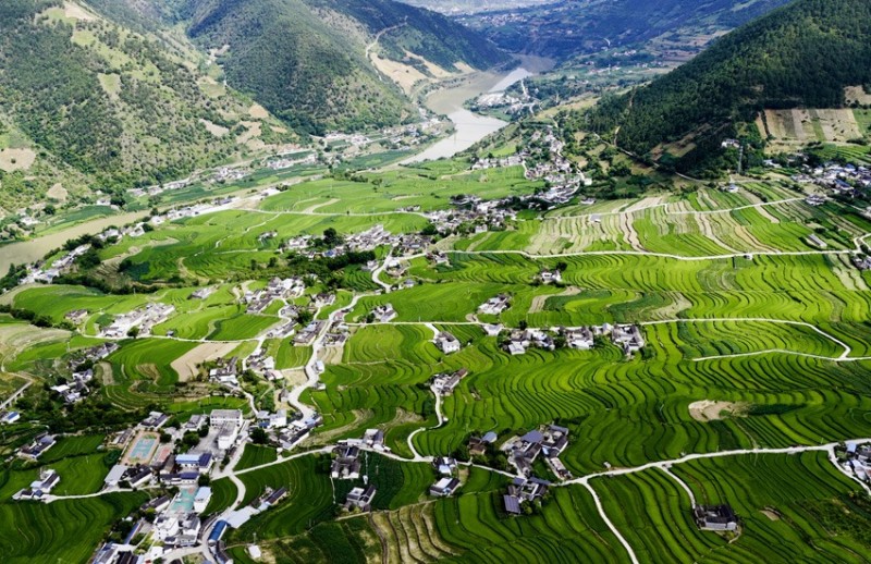 Οι αναβαθμ?δε? στι? ?χθε? του ποταμο? Λαντσ?νγκ?ε?ναι ?μορφε? σαν π?νακα? ζωγραφικ??