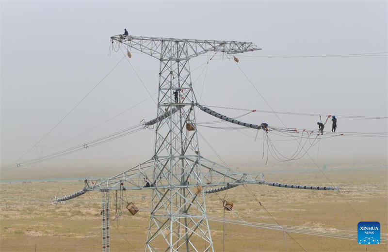 Οι εργαζ?μενοι αντιμετωπ?ζουν ακρα?ε? καιρικ?? συνθ?κε? στην ?ρημο για να ολοκληρ?σουν το ?Δ?κτυο Υψηλ?? Τ?ση? σε Σχ?μα Βρ?χου? στα ν?τια τη? επαρχ?α? Σιντζι?νγκ