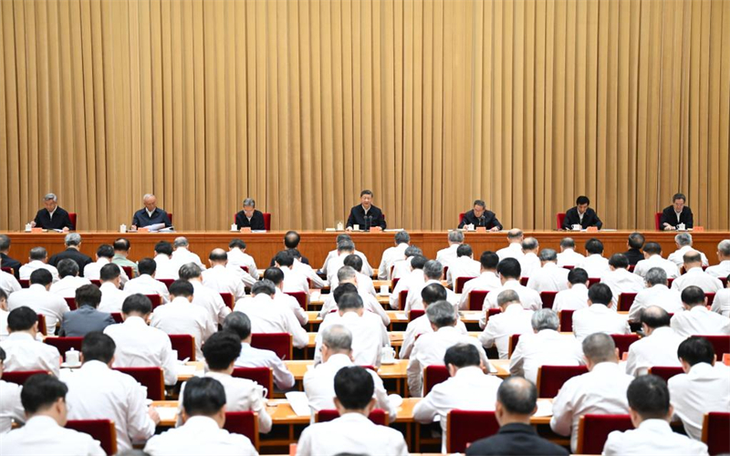 Ο Κιν?ζο? Πρ?εδρο? Σι Τζινπ?νγκ, επ?ση? γενικ?? γραμματ?α? τη? Κεντρικ?? Επιτροπ?? του Κομμουνιστικο? Κ?μματο? τη? Κ?να? (ΚΚΚ) και πρ?εδρο? τη? Κεντρικ?? Στρατιωτικ?? Επιτροπ??, εκφωνε? μια σημαντικ? ομιλ?α στο Κεντρικ? Συν?δριο Αστικ?ν Εργασι?ν στο Πεκ?νο, πρωτε?ουσα τη? Κ?να?. (Φωτογραφ?α / Xinhua)