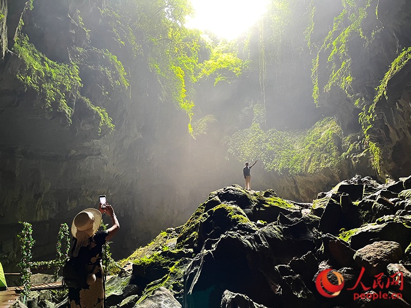 Εξερευν?ντα? τον