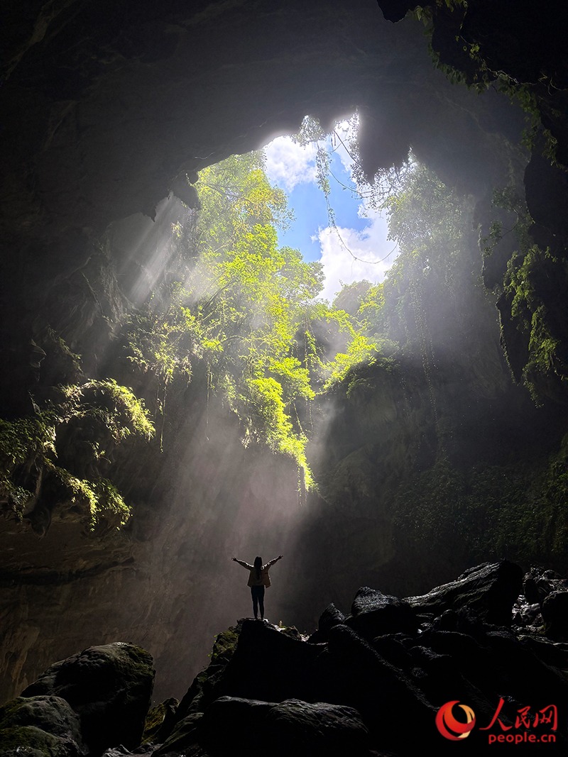 Εξερευν?ντα? τον