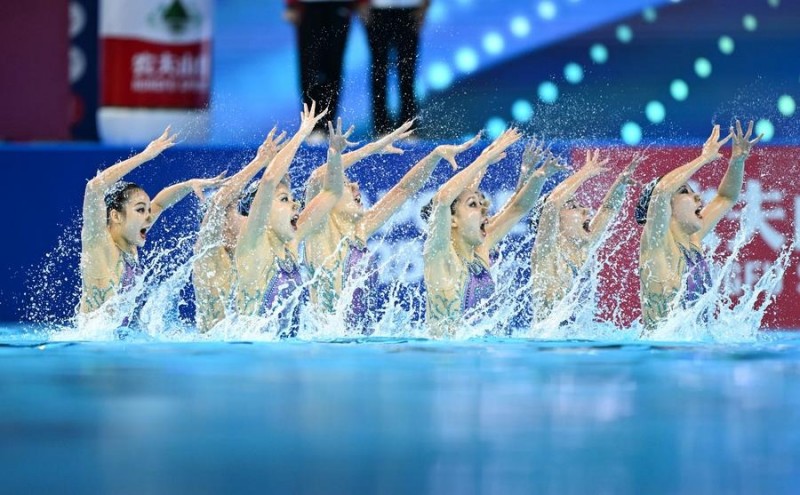 Η Κ?να αγων?ζεται στον τελικ? του ομαδικο? ελε?θερου προγρ?μματο? τη? καλλιτεχνικ?? κολ?μβηση? στο Παγκ?σμιο Πρωτ?θλημα Υγρο? Στ?βου στη Σιγκαπο?ρη, στι? 20 Ιουλ?ου 2025. (Xinhua/Xue Yuge)