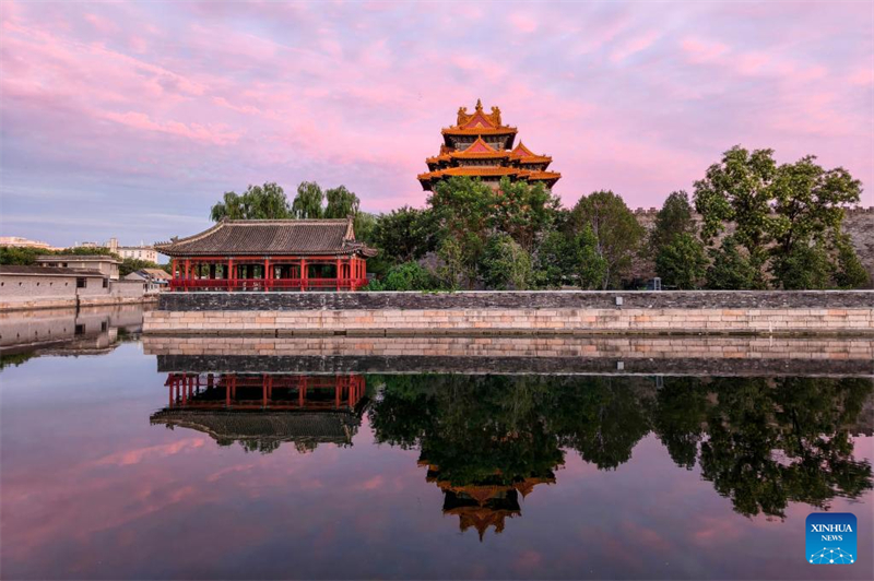 Ο Π?ργο? Φρο?ρηση? του Μουσε?ου του Παλατιο? λουσμ?νο? στο απογευματιν? φω? στο Πεκ?νο