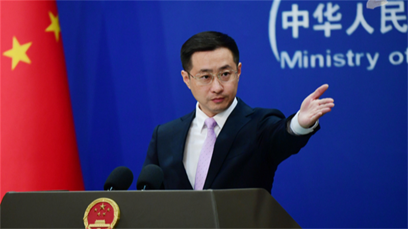 Ο Λιν Τζιαν, εκπρ?σωπο? του κινεζικο? Υπουργε?ου Εξωτερικ?ν, κατ? τη δι?ρκεια τακτικ?? συν?ντευξη? Τ?που.