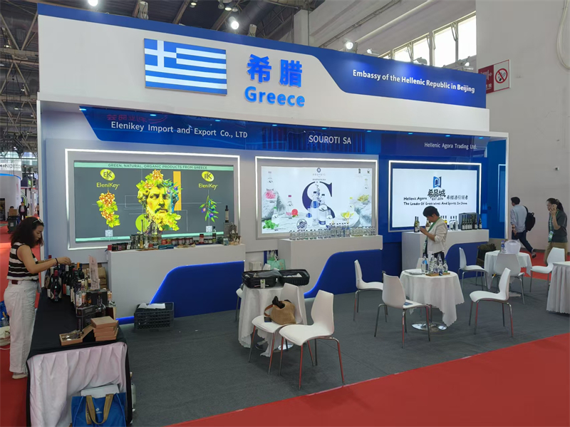 Στην φωτογραφ?α το ελληνικ? περ?πτερο ?που οι επισκ?πτε? ε?χαν την ευκαιρ?α να εξοικειωθο?ν, να δοκιμ?σουν και να αγορ?σουν υψηλ?? ποι?τητα? αγροδιατροφικ? προ??ντα, ?πω? κρασ?, ο?ζο, τσ?πουρο, υγιειν? σνακ, μ?λι, ανθρακο?χο νερ?, αλ?τι κλπ.