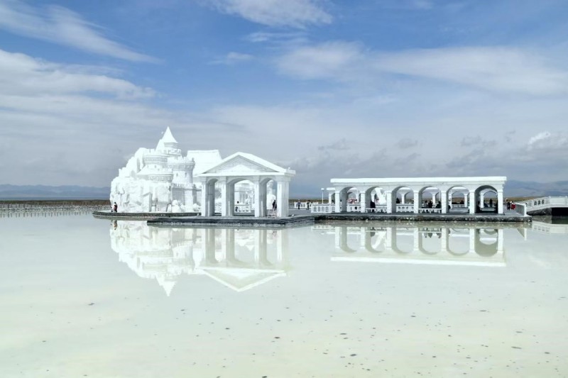 Photo taken on July 23, 2025 shows a view of Chaka Salt Lake scenic area in northwest China's Qinghai Province. (People's Daily Online/Zhang Kaiwei)