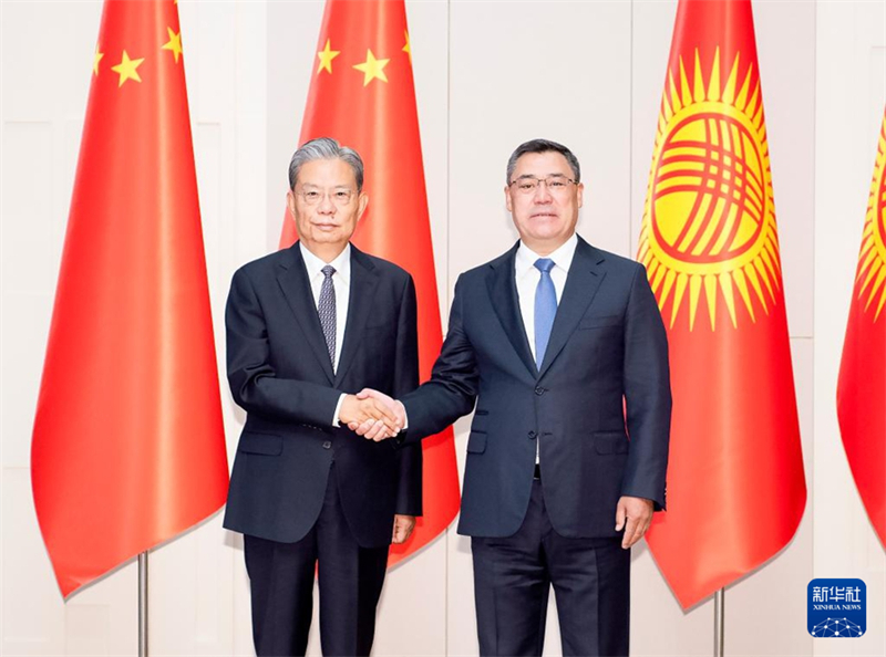 Ο Τζ?ο Λ?τζι, πρ?εδρο? τη? Μ?νιμη? Επιτροπ?? του Εθνικο? Λα?κο? Συνεδρ?ου, συναντ?ται με τον Πρ?εδρο του Κιργιστ?ν Σαντ?ρ Τζαπ?ροφ στο Μπισκ?κ του Κιργιστ?ν, στι? 24 Ιουλ?ου 2025. (Φωτογραφ?α / Xinhua)