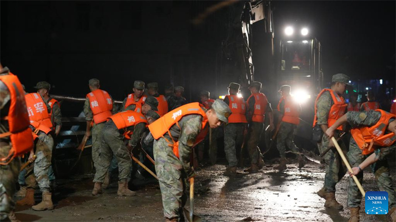 Μ?λη του Λα?κο? Απελευθερωτικο? Στρατο? τη? Κ?να? διεξ?γουν εργασ?ε? ανακο?φιση? απ? καταστροφ?? τη ν?χτα στην περιοχ? Τζιτζ?ου του Δημου Τιεντζ?ν, στι? 28 Ιουλ?ου του 2025. (Φωτογραφ?α / Xinhua)