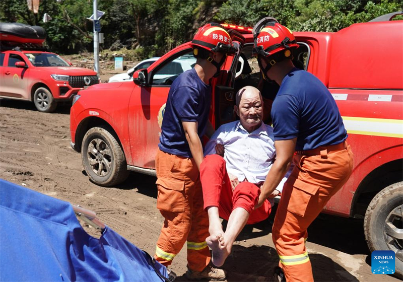Οι ομ?δε? δι?σωση? απομακρ?νουν του? εγκλωβισμ?νου? κατο?κου? και καθαρ?ζουν του? κατεστραμμ?νου? χ?ρου? στι? πλημμυρισμ?νε? περιοχ?? του Πεκ?νου