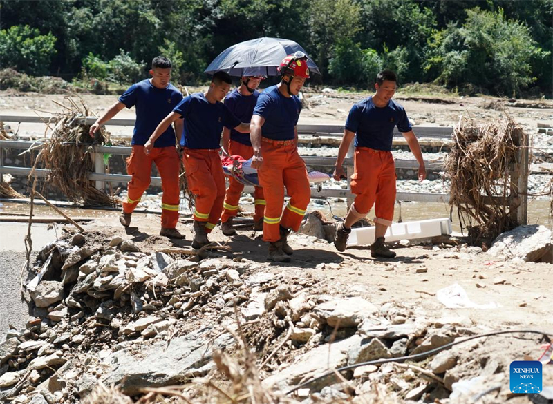 Οι ομ?δε? δι?σωση? απομακρ?νουν του? εγκλωβισμ?νου? κατο?κου? και καθαρ?ζουν του? κατεστραμμ?νου? χ?ρου? στι? πλημμυρισμ?νε? περιοχ?? του Πεκ?νου