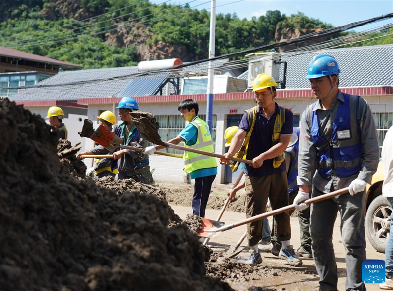 Οι ομ?δε? δι?σωση? απομακρ?νουν του? εγκλωβισμ?νου? κατο?κου? και καθαρ?ζουν του? κατεστραμμ?νου? χ?ρου? στι? πλημμυρισμ?νε? περιοχ?? του Πεκ?νου