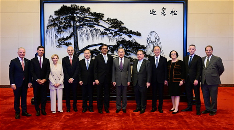 Ο Κιν?ζο? Υπουργ?? Εξωτερικ?ν Γου?νγκ Γι (6Δ) συναντ?ται με αντιπροσωπε?α του διοικητικο? συμβουλ?ου του Επιχειρηματικο? Συμβουλ?ου ΗΠΑ-Κ?να? (USCBC) στο Πεκ?νο, Κ?να, 30 Ιουλ?ου 2025. (Φωτογραφ?α / Υπουργε?ο Εξωτερικ?ν)