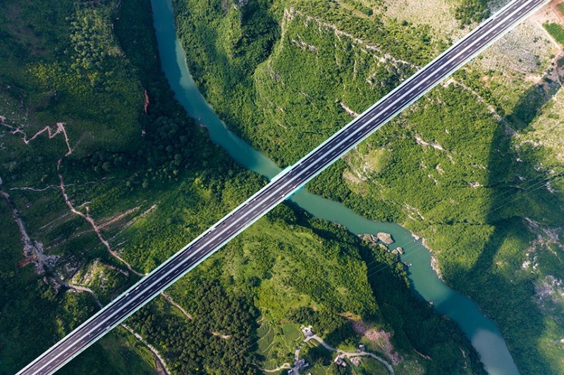 Στην?Κ?να ?χει ολοκληρωθε? σε ποσοστ? ?νω του 98% η κατασκευ? τη? υψηλ?τερη? γ?φυρα? στον κ?σμο