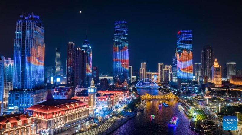 Νυχτεριν? θ?α κατ? μ?κο? του ποταμο? Χα?χ? στην π?λη Τιεντζ?ν τη? Κ?να?