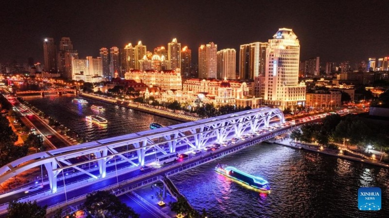 Νυχτεριν? θ?α κατ? μ?κο? του ποταμο? Χα?χ? στην π?λη Τιεντζ?ν τη? Κ?να?