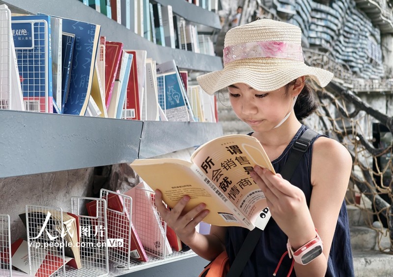 Γκουανγκσ? Χετσ?: Βιβλιοπωλε?ο στον γκρεμ?