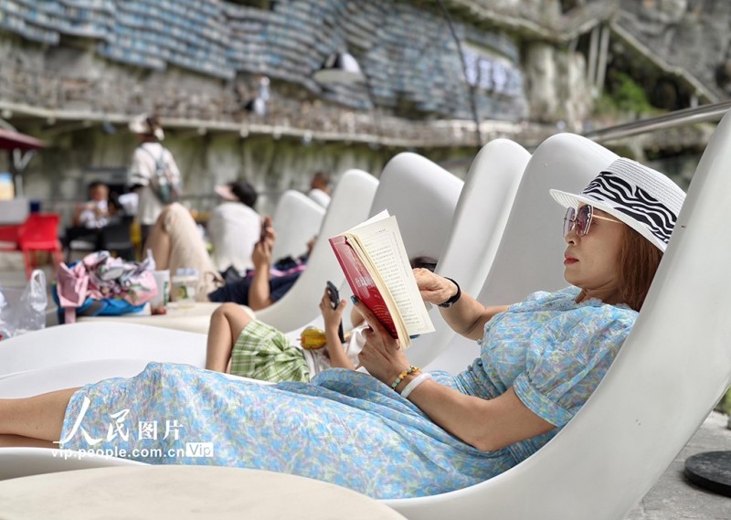 Γκουανγκσ? Χετσ?: Βιβλιοπωλε?ο στον γκρεμ?