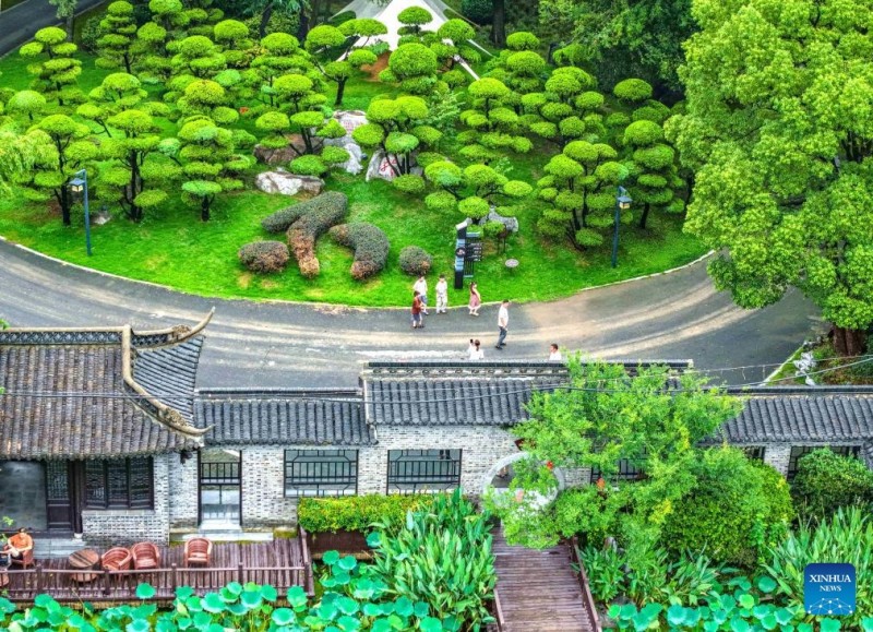 Οι ?νθρωποι απολαμβ?νουν τι? καλοκαιριν?? διακοπ?? σε ?λη την Κ?να