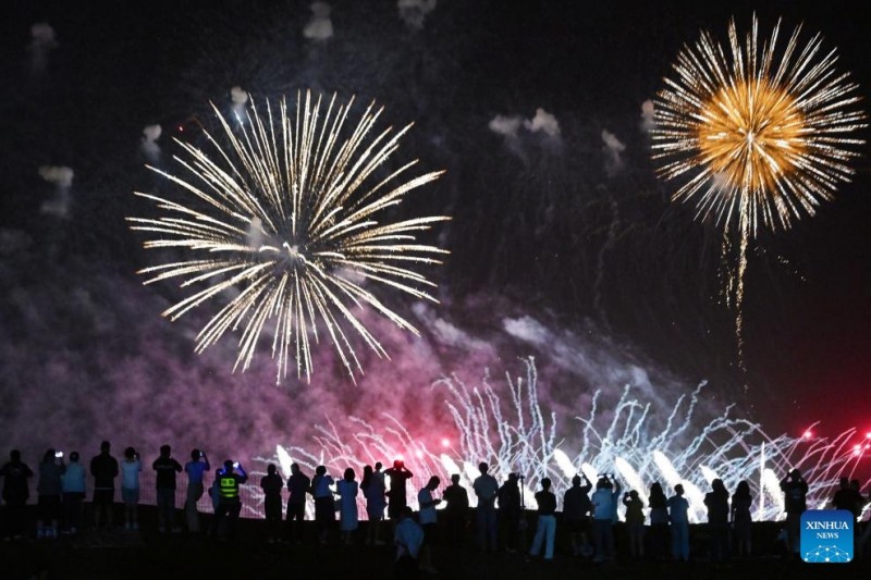 Οι ?νθρωποι απολαμβ?νουν τι? καλοκαιριν?? διακοπ?? σε ?λη την Κ?να