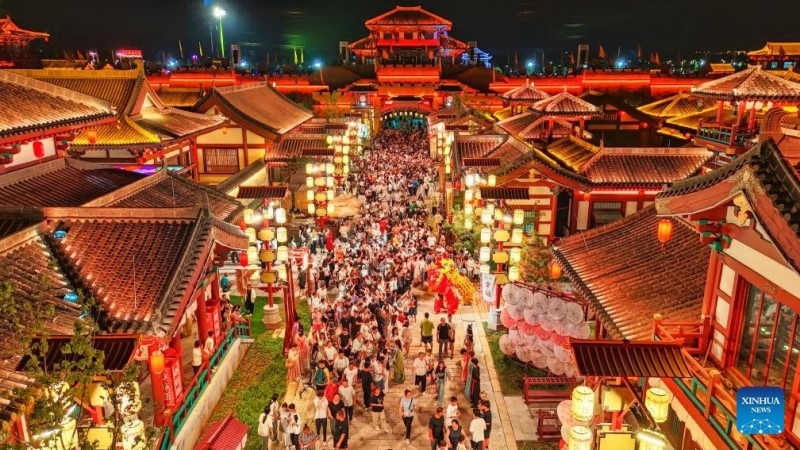 Οι ?νθρωποι απολαμβ?νουν τι? καλοκαιριν?? διακοπ?? σε ?λη την Κ?να