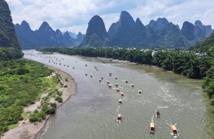 Οι ?νθρωποι απολαμβ?νουν τι? καλοκαιριν?? διακοπ?? σε ?λη την Κ?να