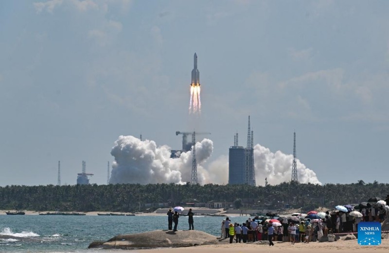 ?να? π?ραυλο? Long March-5B που μεταφ?ρει μια ομ?δα δορυφ?ρων χαμηλ?? τροχι??  εκτοξε?εται απ? το διαστημικ? κ?ντρο Γουεντσ?νγκ στην επαρχ?α Χα?ν?ν τη? ν?τια? Κ?να?, στι? 13 Αυγο?στου του 2025.