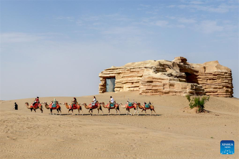 Τουρ?στε? καβαλικε?ουν καμ?λε? στη γραφικ? περιοχ? "π?λη τη? ερ?μου" στην π?λη Αλα?ρ (Alaer), τη? Αυτ?νομη? Περιοχ?? των Ουιγο?ρων τη? επαρχ?α? Σιντζι?νγκ, στι? 12 Αυγο?στου του 2025. (Φωτογραφ?α / Xinhua)