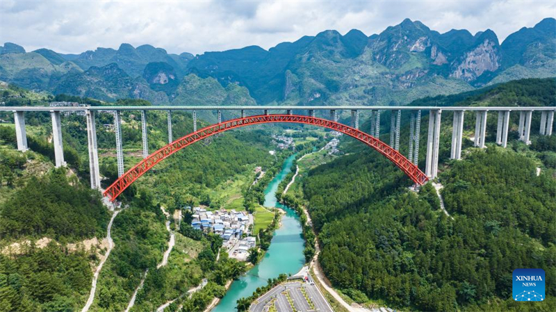 Οι τουρ?στε? διασκεδ?ζουν στην επαρχ?α Γκουε?τζ?ου