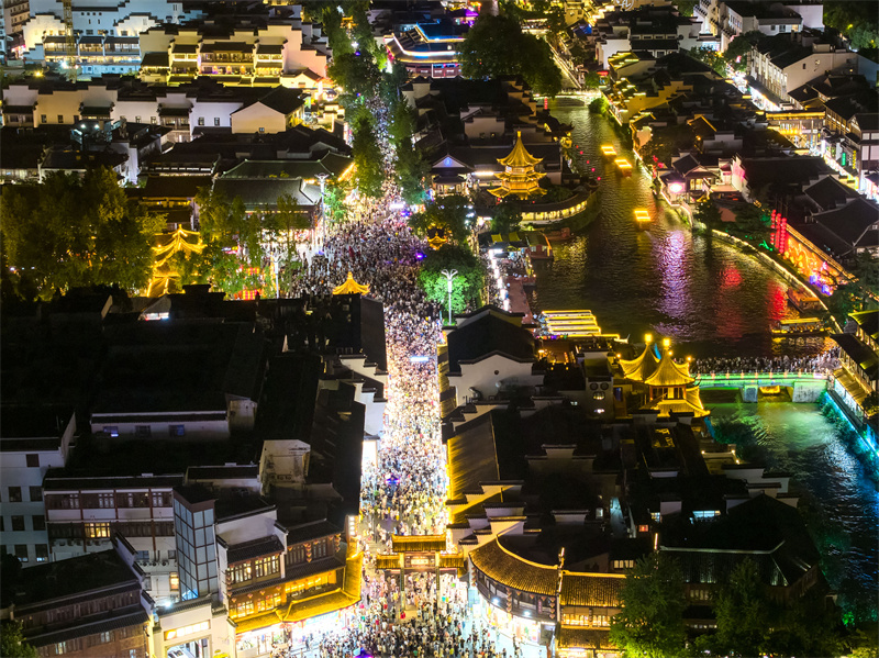 Επαρχ?α Τζιανγκσο?: Η νυχτεριν? λ?μψη του Ναο? του Κομφο?κιου προσελκ?ει επισκ?πτε?