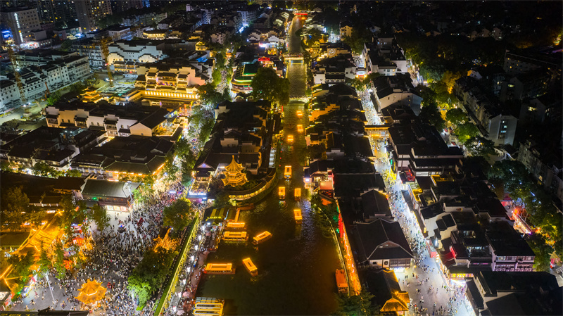 Επαρχ?α Τζιανγκσο?: Η νυχτεριν? λ?μψη του Ναο? του Κομφο?κιου προσελκ?ει επισκ?πτε?