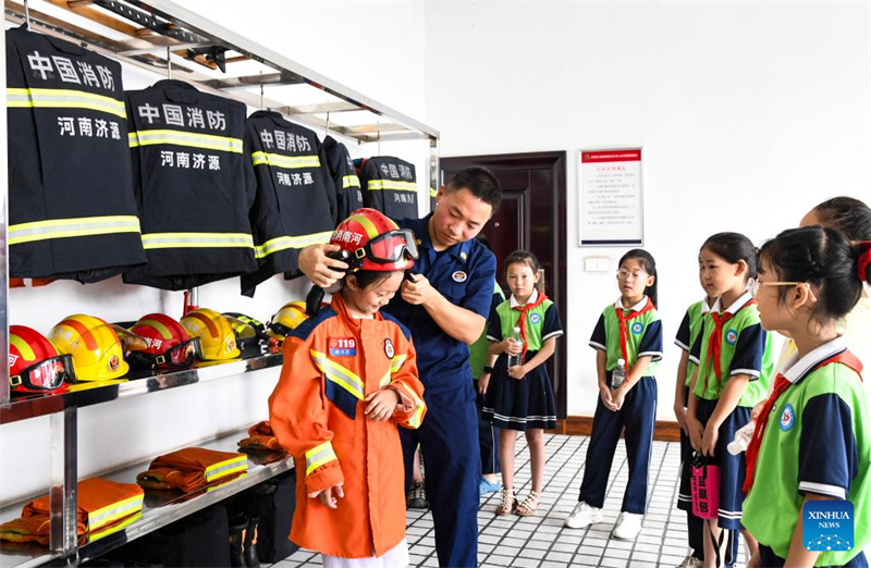 Τα παιδι? σε ?λη την Κ?να απολαμβ?νουν δι?φορε? δραστηρι?τητε? κατ? τη δι?ρκεια των καλοκαιριν?ν διακοπ?ν