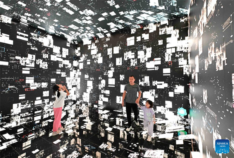 Τα παιδι? σε ?λη την Κ?να απολαμβ?νουν δι?φορε? δραστηρι?τητε? κατ? τη δι?ρκεια των καλοκαιριν?ν διακοπ?ν