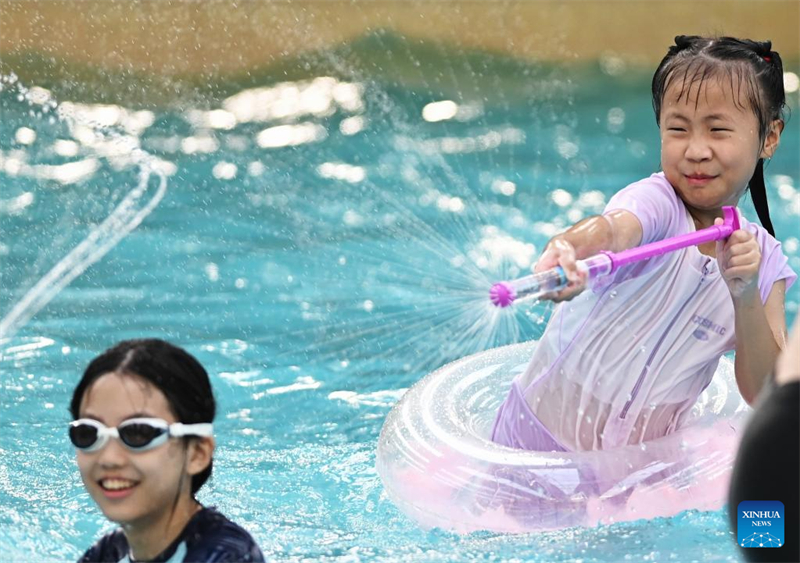 Τα παιδι? σε ?λη την Κ?να απολαμβ?νουν δι?φορε? δραστηρι?τητε? κατ? τη δι?ρκεια των καλοκαιριν?ν διακοπ?ν