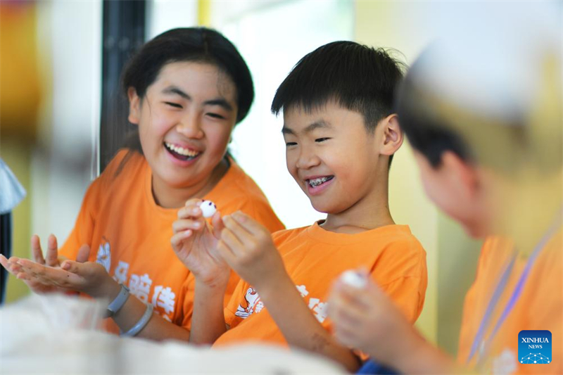 Τα παιδι? σε ?λη την Κ?να απολαμβ?νουν δι?φορε? δραστηρι?τητε? κατ? τη δι?ρκεια των καλοκαιριν?ν διακοπ?ν