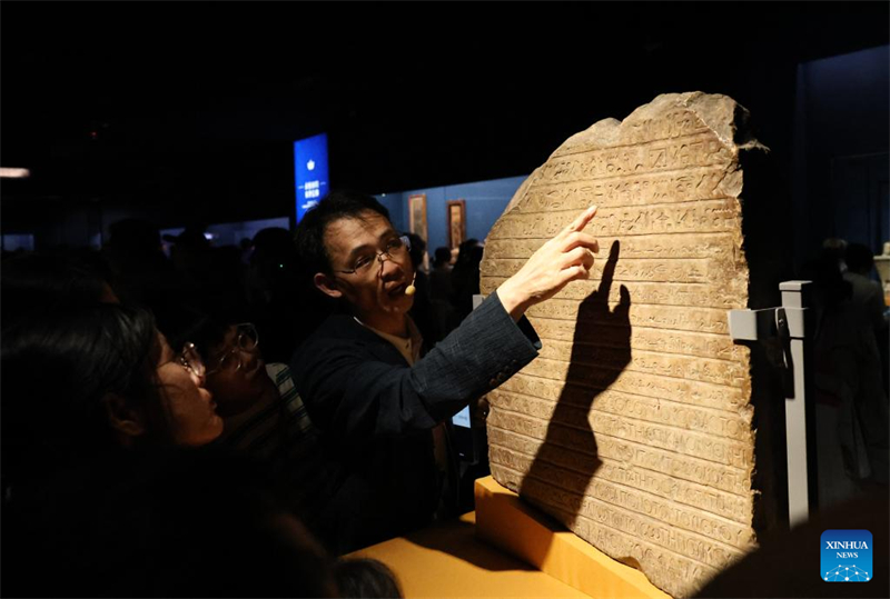 Επισκ?πτε? παρακολουθο?ν εκθ?ματα στο Μουσε?ο τη? Σαγκ?η? στη Σαγκ?η, στι? 17 Αυγο?στου του 2025. (Φωτογραφ?α / Xinhua)