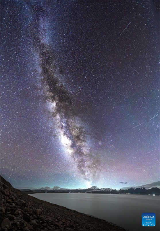 ?ποψη του Γαλαξ?α π?νω απ? την Λ?μνη Μπα?κο? Τσo στην Αυτ?νομη Περιοχ? Σιτζ?νγκ