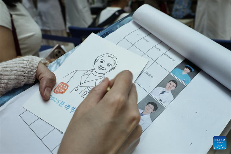 Το νοσοκομε?ο του Πεκ?νου διοργαν?νει εκδ?λωση δωρε?ν ιατρικ?ν υπηρεσι?ν με αφορμ? την 8η Ημ?ρα των Γιατρ?ν