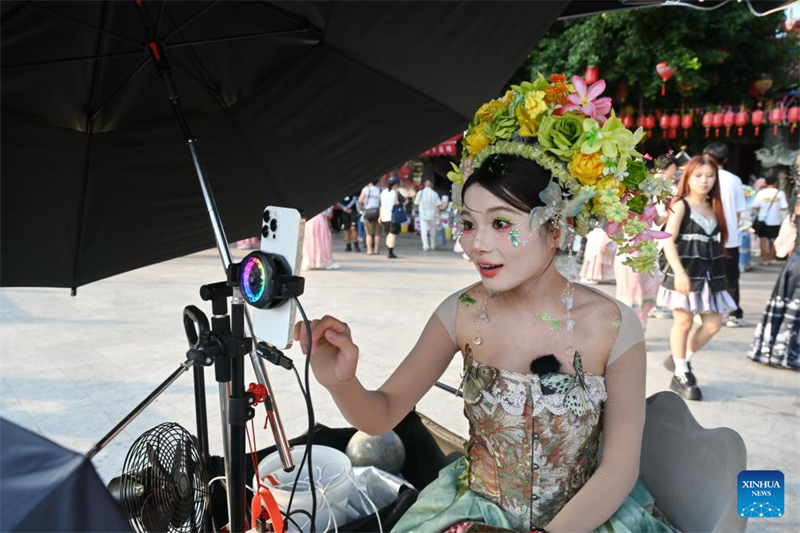 Τα λουλουδ?τα στεφ?νια κεφαλιο? Σουνπο? οδηγο?ν σε τουριστικ? ?κρηξη