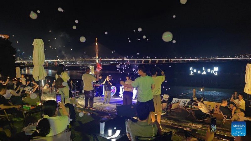 Η νυχτεριν? οικονομ?α αναπτ?χθηκε στην Τσουαντζ?ου, τη? επαρχ?α? Φουτζι?ν τη? Κ?να?