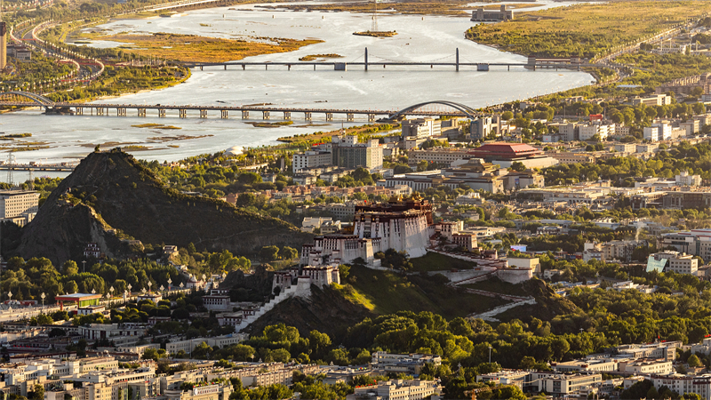 Μια ?ποψη απ? ψηλ? τη? Λ?σα, στην Αυτ?νομη Περιοχ? Σιζ?νγκ τη? νοτιοδυτικ?? Κ?να?, 8 Ιουλ?ου 2025.