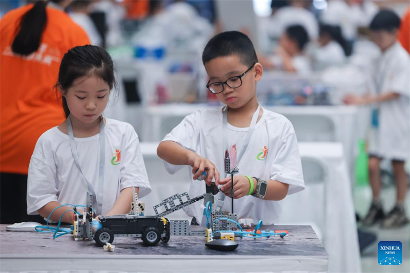 Διαγωνιζ?μενοι απεικον?ζονται σε ?ναν διαγωνισμ? καινοτ?μου ηλεκτρονικο? σχεδιασμο? κατ? τη δι?ρκεια των τελικ?ν του Διαγωνισμο? Ηλεκτρονικ?? και Ψηφιακ?? Παιδε?α? Ν?ων Κ?να? στην π?λη Τονγκσι?νγκ τη? επαρχ?α? Τζετζι?νγκ, στι? 20 Αυγο?στου του 2025. (Φωτογραφ?α / Xinhua)