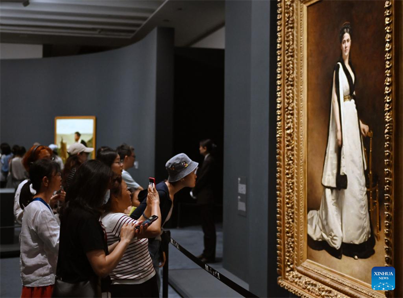 Κ?σμο? επισκ?πτεται την ?κθεση "Μονοπ?τια προ? τη νεωτερικ?τητα: Αριστουργ?ματα απ? το Μουσε?ο Orsay" στο Μουσε?ο Τ?χνη? Πουντ?νγκ (Pudong) στην Σαγκ?η, στι? 20 Αυγο?στου του 2025. (Φωτογραφ?α / Xinhua)