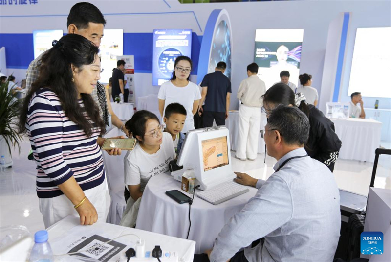 Επισκ?πτε? βι?νουν υπηρεσ?ε? υγειονομικ?? περ?θαλψη? παραδοσιακ?? κινεζικ?? ιατρικ?? (TCM) με τη βο?θεια τεχνητ?? νοημοσ?νη? κατ? τη δι?ρκεια τη? 6η? ?κθεση? Βιομηχαν?α? Παραδοσιακ?? Κινεζικ?? Ιατρικ?? (Traditional Chinese Medicine, TCM) τη? Κ?να? (Γκανσο?) ξεκ?νησε την Κυριακ? στην π?λη Ντινγκσ? (Dingxi) τη? επαρχ?α? Γκανσο?, στι? 24 Αυγο?στου του 2025. (Φωτογραφ?α / Xinhua)