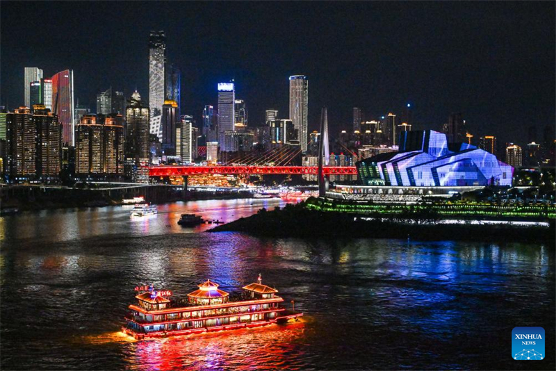 Αυτ? η φωτογραφ?α δε?χνει το νυχτεριν? τοπ?ο στο δ?μο Τσονγκτσ?νγκ, στι? 23 Αυγο?στου του 2025. (Φωτογραφ?α / Xinhua)