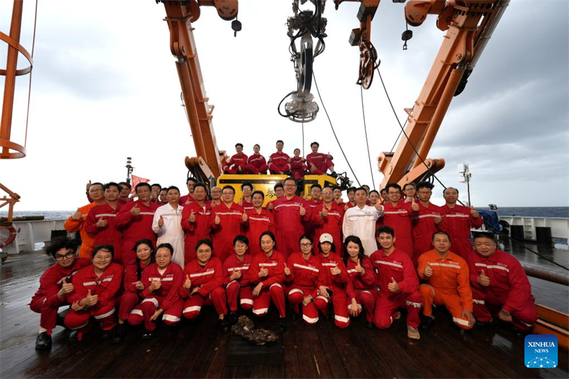 Τα μ?λη τη? ερευνητικ?? αποστολ?? του πλο?ου Τζονγκσ?ν Ντ?σουε ποζ?ρουν για μια ομαδικ? φωτογραφ?α με το αυτο-αναπτυγμ?νο κινεζικ? Χα?τσ?ν, ?να τηλεχειριζ?μενο ?χημα (Remotely Operated Vehicle, ROV) βαθι?? θ?λασσα? 6.000 μ?τρων, στο πλο?ο Τζονγκσ?ν Ντ?σουε, στη Θ?λασσα τη? Ν?τια? Κ?να?, στι? 23 Αυγο?στου του 2025. (Φωτογραφ?α / Xinhua)