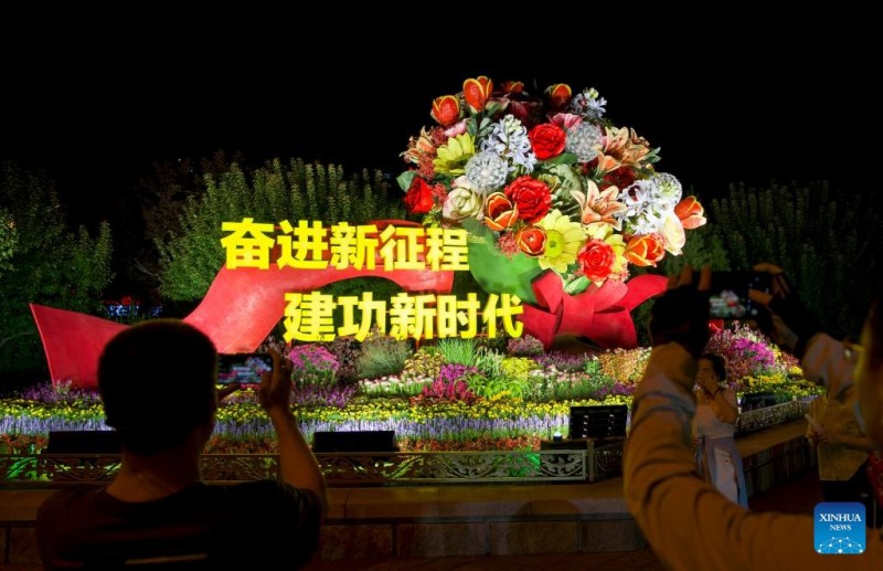 Λουλο?δια στολ?ζουν το Πεκ?νο εν ?ψει τη? παρ?λαση? για την Ημ?ρα τη? Ν?κη?