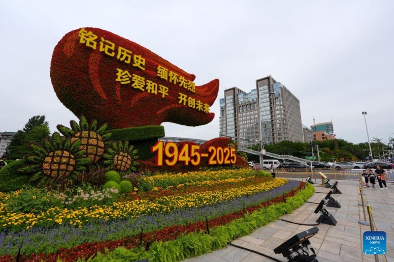 Λουλο?δια στολ?ζουν το Πεκ?νο εν ?ψει τη? παρ?λαση? για την Ημ?ρα τη? Ν?κη?