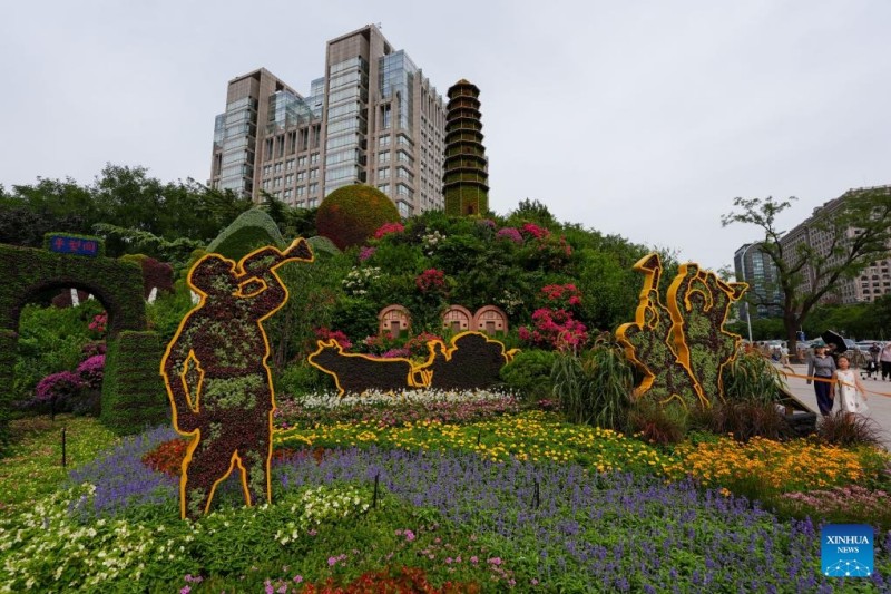 Λουλο?δια στολ?ζουν το Πεκ?νο εν ?ψει τη? παρ?λαση? για την Ημ?ρα τη? Ν?κη?