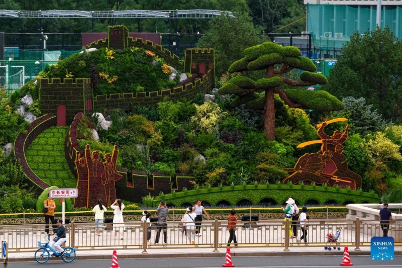 Λουλο?δια στολ?ζουν το Πεκ?νο εν ?ψει τη? παρ?λαση? για την Ημ?ρα τη? Ν?κη?